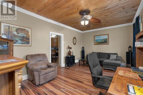 72 Henry Street, Barrie, ON - Indoor Photo Showing Living Room