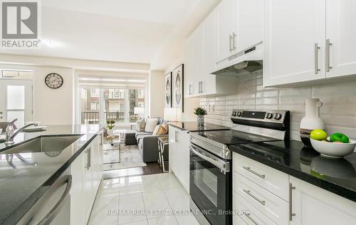 14 Arrowview Dr, Brampton, ON - Indoor Photo Showing Kitchen With Upgraded Kitchen