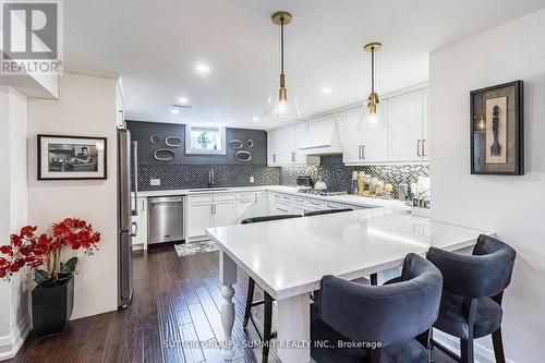 4338 Spinningdale Court, Mississauga, ON - Indoor Photo Showing Kitchen With Upgraded Kitchen