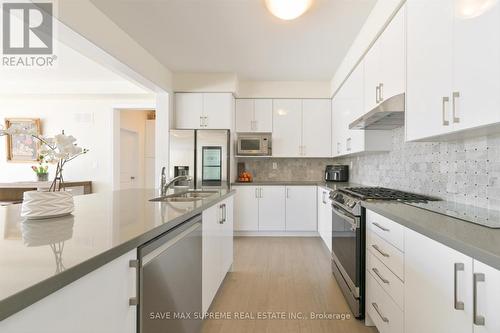 115 Halldorson Ave, Aurora, ON - Indoor Photo Showing Kitchen With Upgraded Kitchen