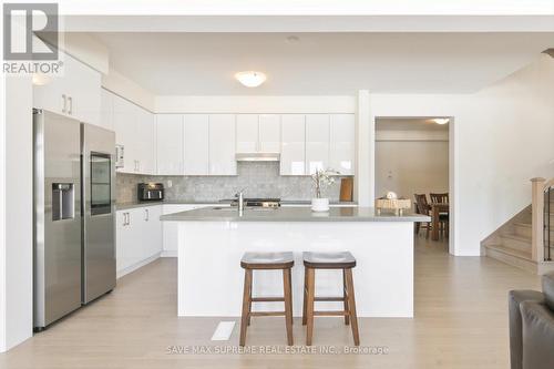 115 Halldorson Ave, Aurora, ON - Indoor Photo Showing Kitchen With Upgraded Kitchen