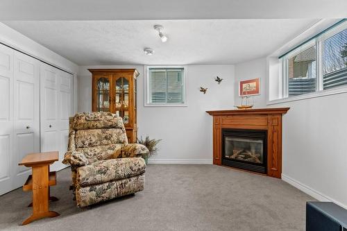 124 Briar Glen Court, Dunnville, ON - Indoor Photo Showing Living Room With Fireplace