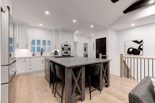 671 Peele Boulevard, Burlington, ON - Indoor Photo Showing Kitchen With Upgraded Kitchen