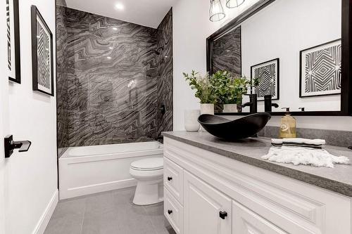 671 Peele Boulevard, Burlington, ON - Indoor Photo Showing Bathroom