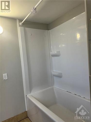 124 High Street, Vankleek Hill, ON - Indoor Photo Showing Bathroom