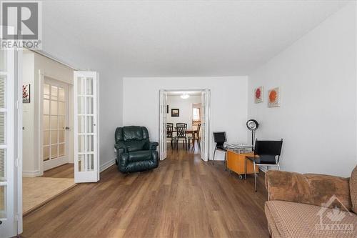 445 Kintyre Private, Ottawa, ON - Indoor Photo Showing Living Room