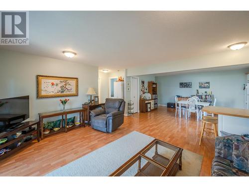 113 Stocks Crescent, Penticton, BC - Indoor Photo Showing Living Room