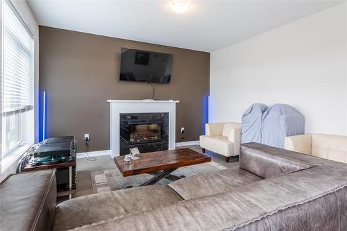 117 Hibiscus Line, Hamilton, ON - Indoor Photo Showing Living Room With Fireplace