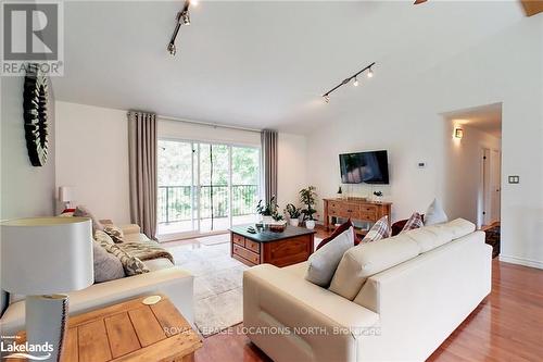 587285 Sideroad 9 Line, Blue Mountains, ON - Indoor Photo Showing Living Room