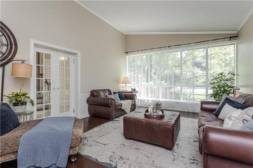 675 North Shore Boulevard E, Burlington, ON - Indoor Photo Showing Living Room