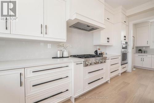 10 Bunn Crt, Aurora, ON - Indoor Photo Showing Kitchen With Upgraded Kitchen