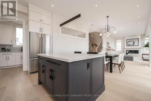 10 Bunn Crt, Aurora, ON - Indoor Photo Showing Kitchen With Upgraded Kitchen