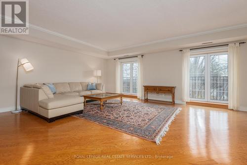 #402 -30 Anglesey Blvd, Toronto, ON - Indoor Photo Showing Living Room