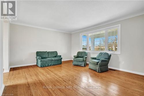 4 Furminger Place, St. Catharines, ON - Indoor Photo Showing Living Room
