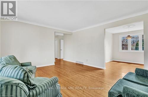 4 Furminger Place, St. Catharines, ON - Indoor Photo Showing Living Room