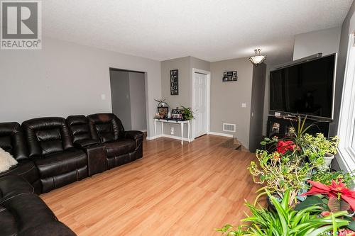 505 Chipman Street, Luseland, SK - Indoor Photo Showing Living Room