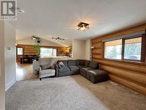 3364 Horsefly Road, Williams Lake, BC - Indoor Photo Showing Living Room