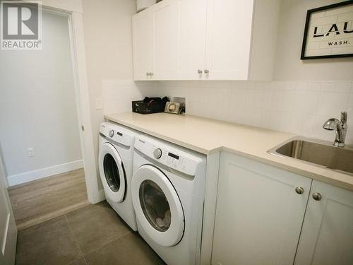 7460 Gabriola Crescent, Powell River, BC - Indoor Photo Showing Laundry Room