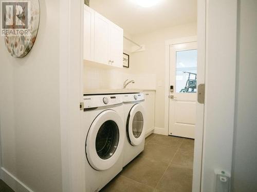 7460 Gabriola Crescent, Powell River, BC - Indoor Photo Showing Laundry Room