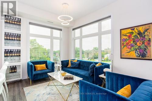 #405 -457 Plains Rd E, Burlington, ON - Indoor Photo Showing Living Room
