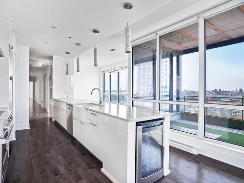 Cuisine - 1201-370 Rue St-André, Montréal (Ville-Marie), QC - Indoor Photo Showing Kitchen With Upgraded Kitchen