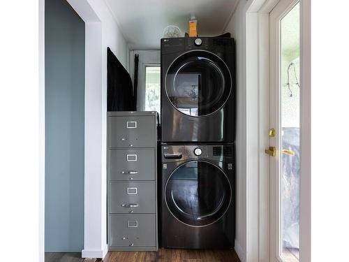 1561 North Dairy Rd, Victoria, BC - Indoor Photo Showing Laundry Room