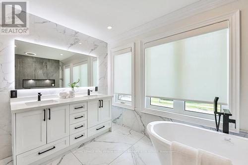 1036 Masters Green, Oakville, ON - Indoor Photo Showing Bathroom