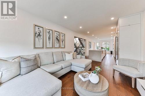 1036 Masters Green, Oakville, ON - Indoor Photo Showing Living Room