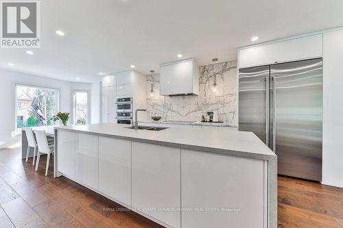 1036 Masters Green, Oakville, ON - Indoor Photo Showing Kitchen With Upgraded Kitchen