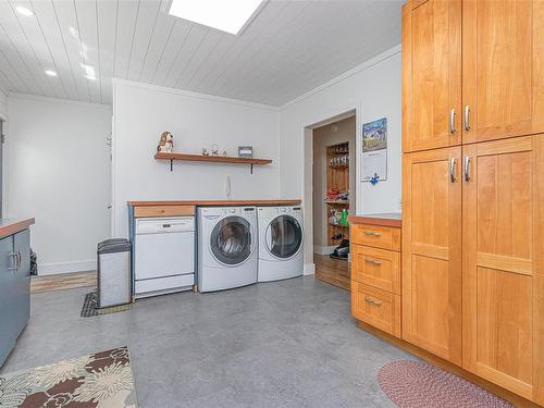 2127 Yellow Point Rd, Nanaimo, BC - Indoor Photo Showing Laundry Room