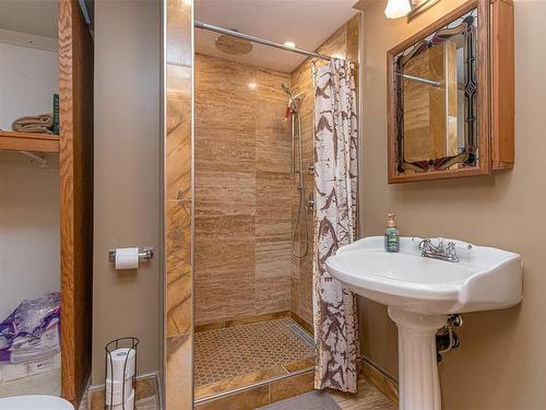 2127 Yellow Point Rd, Nanaimo, BC - Indoor Photo Showing Bathroom