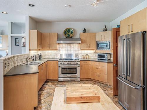 186 Holland Rd, Nanaimo, BC - Indoor Photo Showing Kitchen With Double Sink