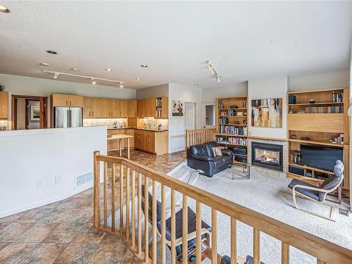 186 Holland Rd, Nanaimo, BC - Indoor With Fireplace