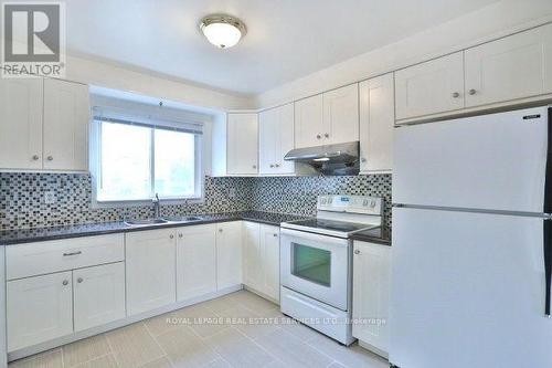 5856 Rayshaw Cres, Mississauga, ON - Indoor Photo Showing Kitchen With Double Sink