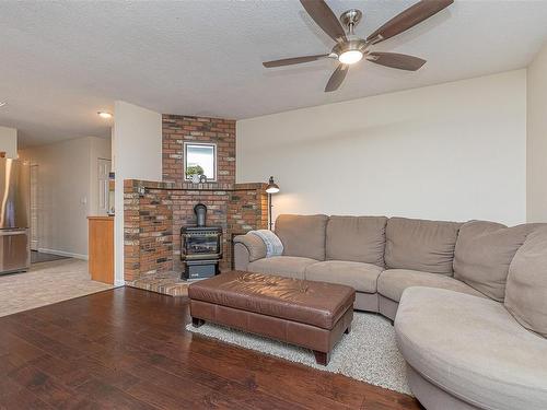 393 Beech Ave, Duncan, BC - Indoor Photo Showing Living Room With Fireplace