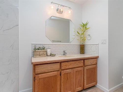 393 Beech Ave, Duncan, BC - Indoor Photo Showing Bathroom