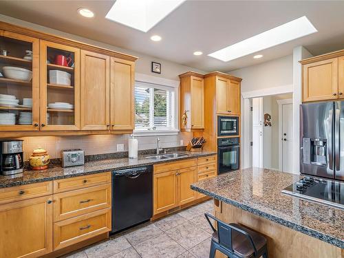 1594 Clayton Cres, Nanoose Bay, BC - Indoor Photo Showing Kitchen With Double Sink