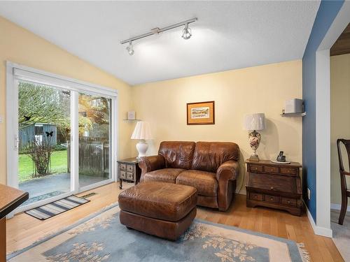 57 Cilaire Dr, Nanaimo, BC - Indoor Photo Showing Living Room
