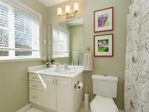 7130 Francis Rd, Sooke, BC - Indoor Photo Showing Bathroom