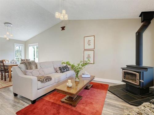 7130 Francis Rd, Sooke, BC - Indoor Photo Showing Living Room