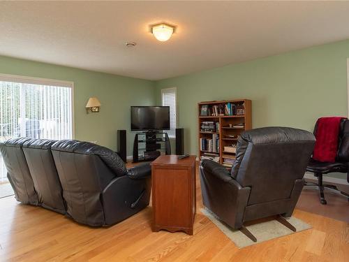 5992 Schooner Way, Nanaimo, BC - Indoor Photo Showing Living Room