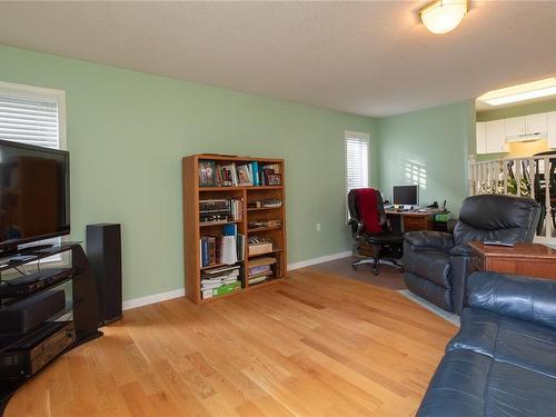 5992 Schooner Way, Nanaimo, BC - Indoor Photo Showing Living Room
