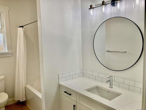 2884 Carlisle Lane, Cumberland, BC - Indoor Photo Showing Bathroom