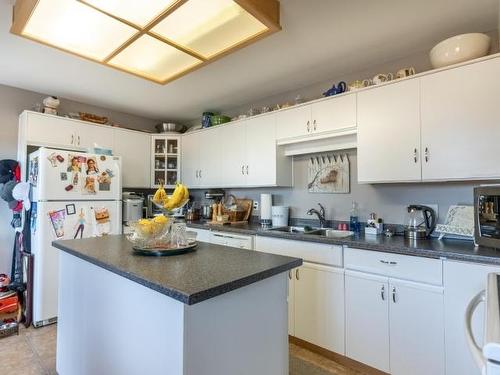 2343 Whitburn Cres, Kamloops, BC - Indoor Photo Showing Kitchen With Double Sink