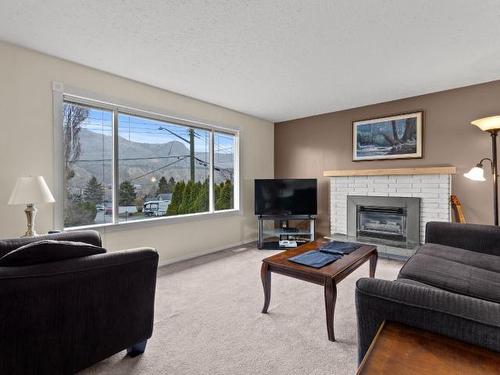 319 Crawford Crt, Kamloops, BC - Indoor Photo Showing Living Room With Fireplace