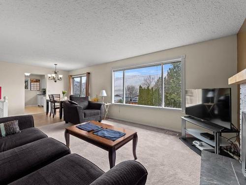319 Crawford Crt, Kamloops, BC - Indoor Photo Showing Living Room