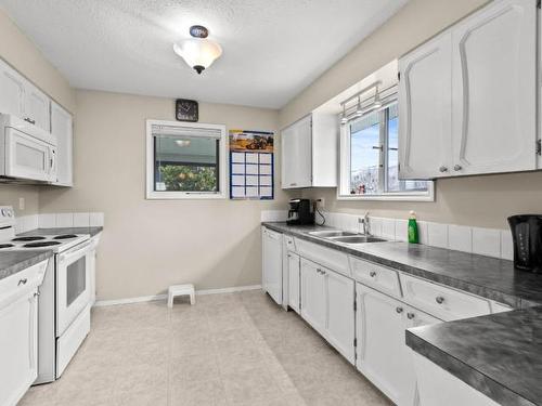 319 Crawford Crt, Kamloops, BC - Indoor Photo Showing Kitchen With Double Sink