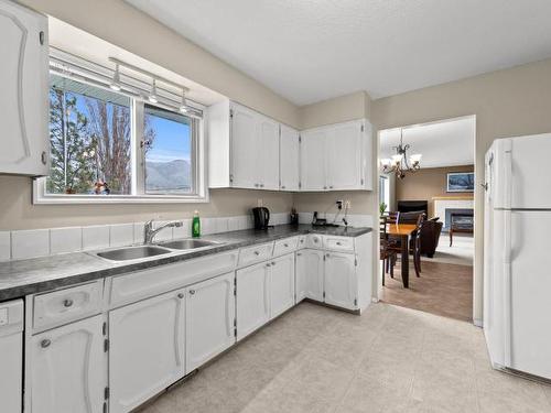 319 Crawford Crt, Kamloops, BC - Indoor Photo Showing Kitchen With Double Sink