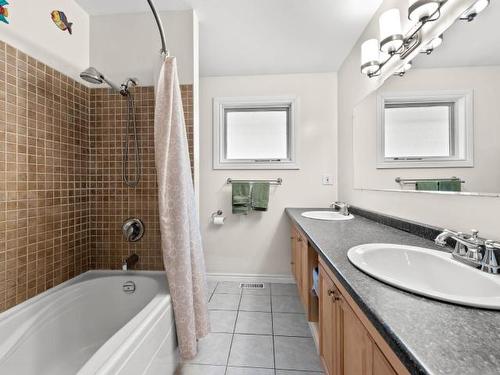 319 Crawford Crt, Kamloops, BC - Indoor Photo Showing Bathroom