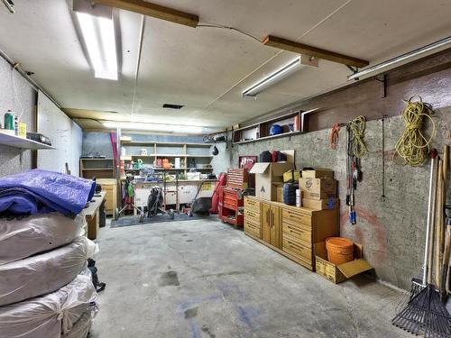 319 Crawford Crt, Kamloops, BC - Indoor Photo Showing Garage